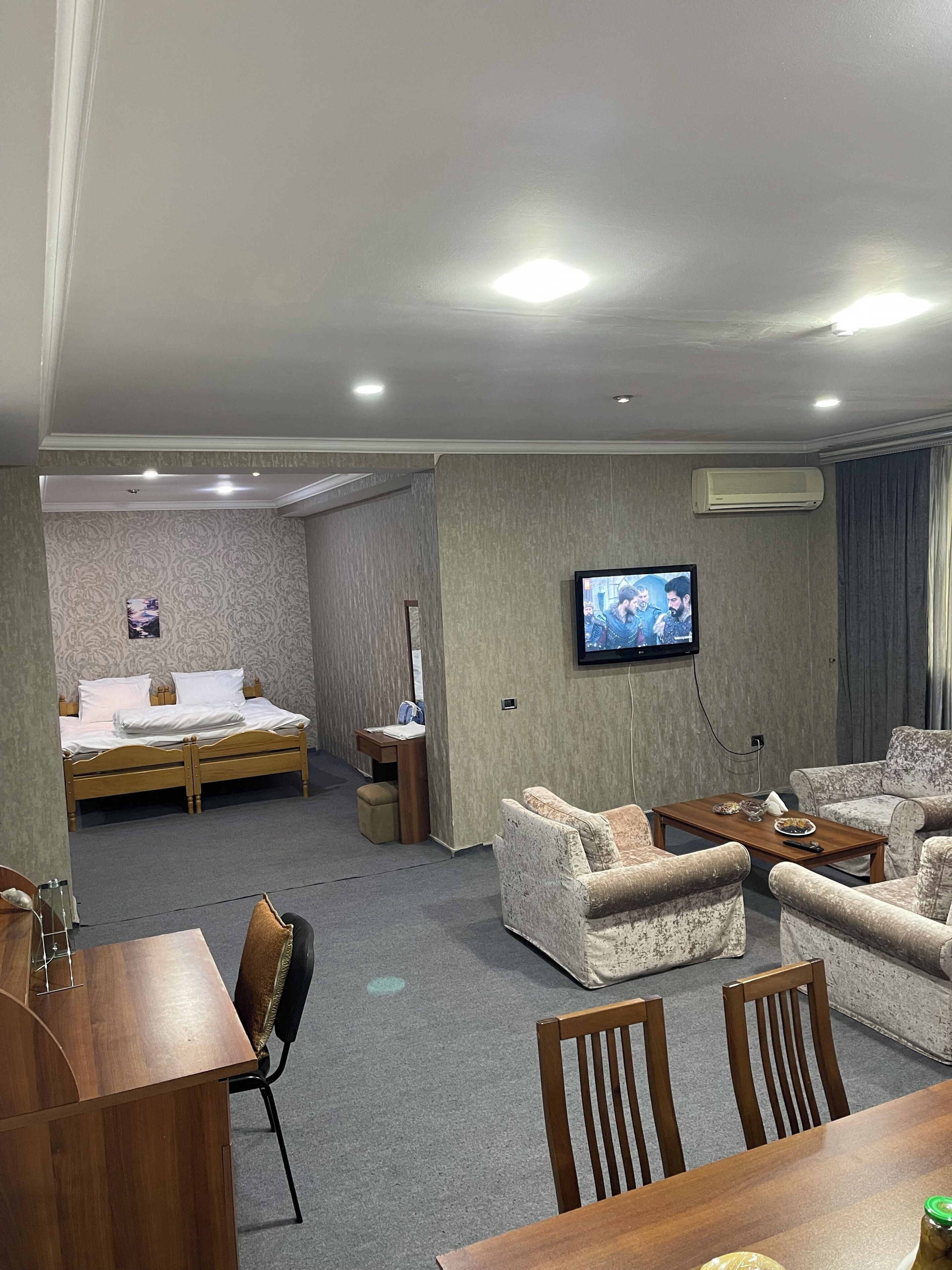 Luxury Studio | Peti besi dalam bilik, meja, ruang kerja komputer riba 