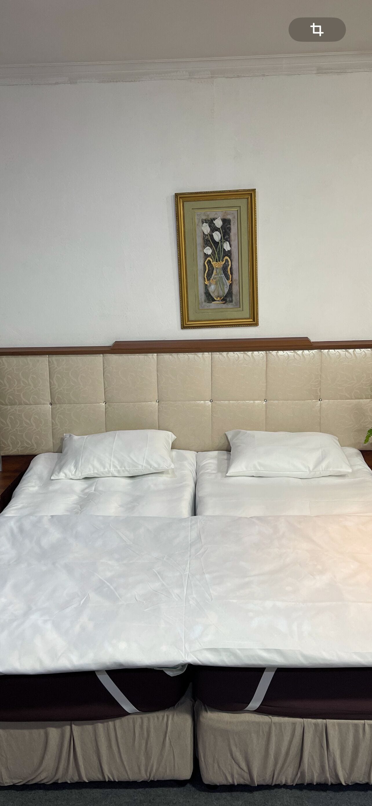 Studio Suite Deluks, pemandangan kota | Brankas, meja kerja, ruang kerja ramah laptop, dan tirai kedap cahaya