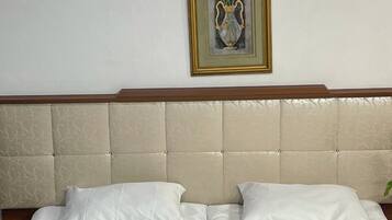 Studio Suite Deluks, pemandangan kota | Brankas, meja kerja, ruang kerja ramah laptop, dan tirai kedap cahaya