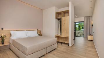 Ropa de cama de alta calidad y caja de seguridad en la habitación