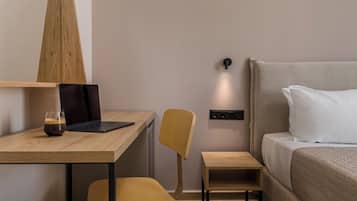Deluxe Room, Pool View | Premium bedding, in-room safe, soundproofing, WiFi (free)