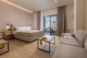 Ropa de cama de alta calidad y caja de seguridad en la habitación 