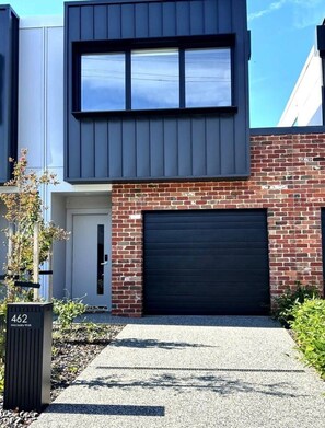 Exterior detail - Macauley Central House (Albury)