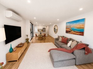 Living area - Macauley Central House (Albury)