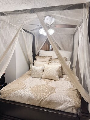 Ein Himmelsbett mit Baldachin, Kopfteil und Fußteil.