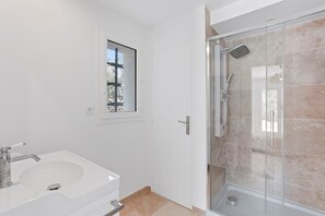 Dusche, Haartrockner, Handtücher