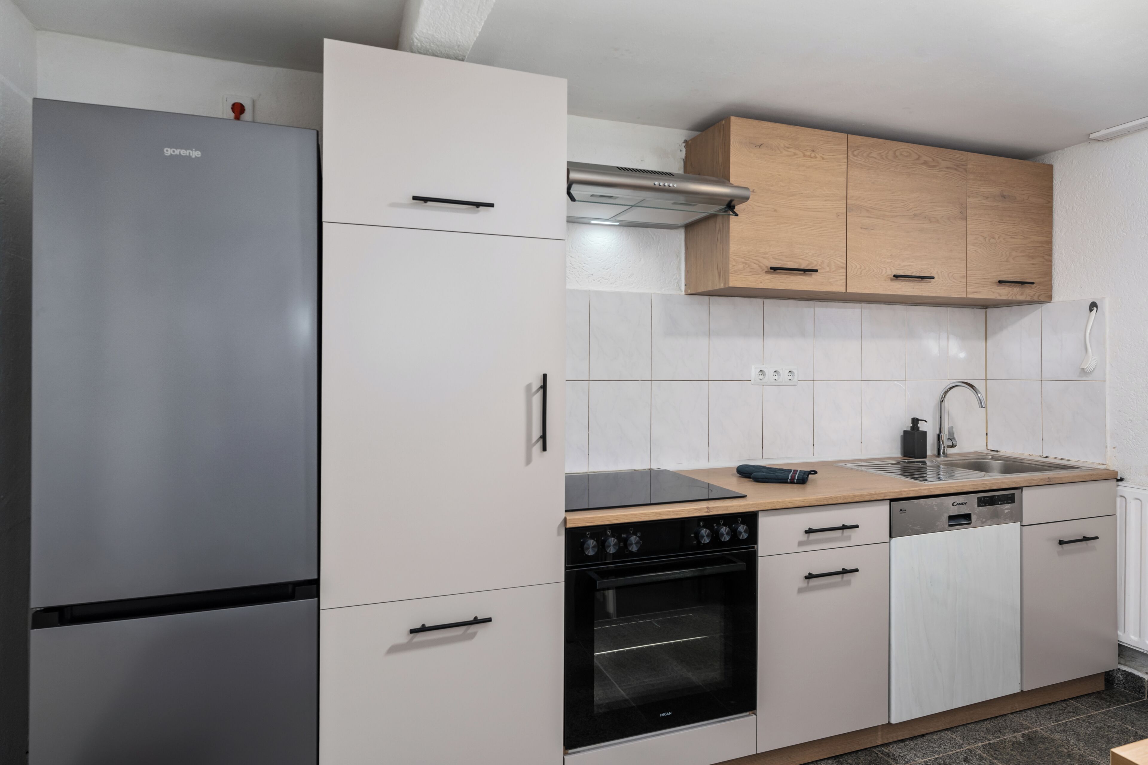 Fridge, oven, stovetop, cookware/dishes/utensils