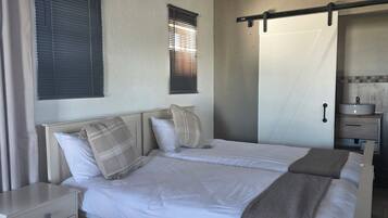 Room, 1 Bedroom, Accessible, Smoking | 1 bedroom