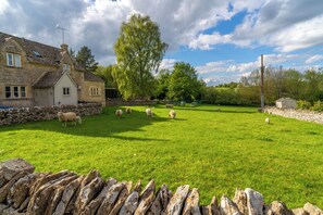 Property grounds - Gatekeeper's Cottage -Sleeps 8- Farm Shop Location (Cropthorne)