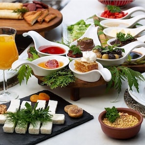Free daily buffet breakfast