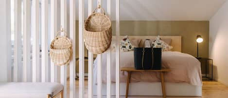 Travel crib, free WiFi