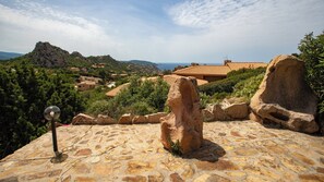 Property grounds - Rustic & colonial charm villa with sea-view verandas in Costa Paradiso (Costa Paradiso)
