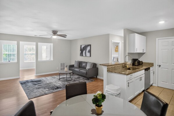 Un apartamento moderno con comedor, cocina y sala de estar.
