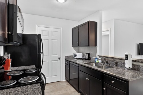 Modern 2BR/2BA Spacious Retreat