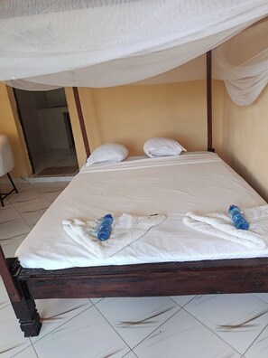 Free WiFi, bed sheets - DZOMBO VIEW GARDENS HOTEL (menza mwenye)