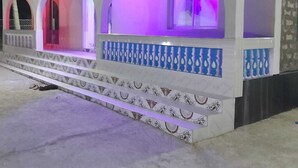 Un edificio con ventanas de arco y un balcón adornado.