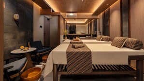 Una habitación de hotel moderna con una cama grande, una mesita redonda pequeña y un área de descanso.