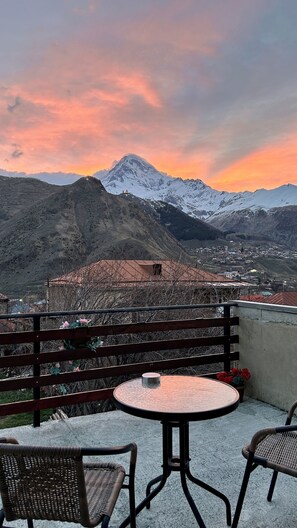 Outdoor dining - Fantastic 4-bedroom hotel in charming Mtskheta-Mtianeti perfect for groups (Mtskheta-Mtianeti)