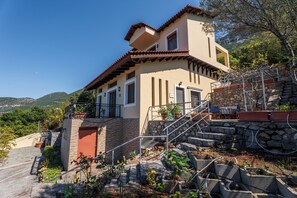 Exterior - 4-Bedroom Estate - Heritage Ridge (Skroponeria)