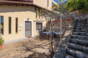 Outdoor dining - 4-Bedroom Estate - Heritage Ridge (Skroponeria)