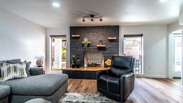 House, Multiple Beds, Pool Access, Ocean View (5445 Ocean Drive) | Living area