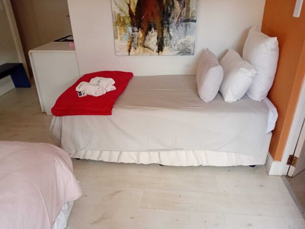 Room - Beautiful 7-bedroom house in Jeffreys Bay perfect for groups (Jeffreys Bay)