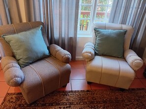Living area - Beautiful 7-bedroom house in Jeffreys Bay perfect for groups (Jeffreys Bay)