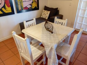 Dining - Beautiful 7-bedroom house in Jeffreys Bay perfect for groups (Jeffreys Bay)