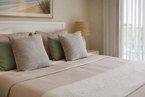 Classic Room | Iron/ironing board, free WiFi - Marlo House Toronto (Toronto)
