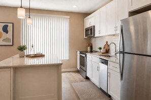 Classic Room | Private kitchen | Fridge, microwave, oven, stovetop - Marlo House Toronto (Toronto)