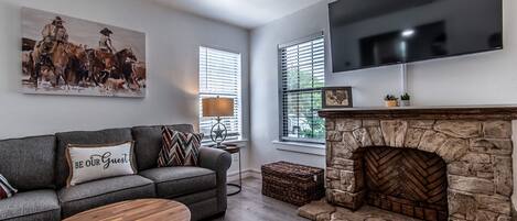Casa, varias camas, cocina, vista al jardín (4321 Harry) | Área de sala de estar