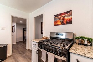 House, Multiple Beds, Kitchen, Garden View (4321 Harry) | Private kitchen - Blue Wave Cottage (Corpus Christi)