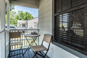 House, Multiple Beds, Kitchen, Garden View (4321 Harry) | Outdoor dining - Blue Wave Cottage (Corpus Christi)