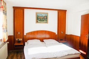 Desk, laptop workspace, free WiFi - Blumenhof Hotel und Restaurant  (Baesweiler)