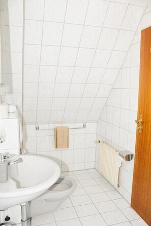 Twin Room | Bathroom | Shower, hair dryer, towels, soap - Blumenhof Hotel und Restaurant  (Baesweiler)