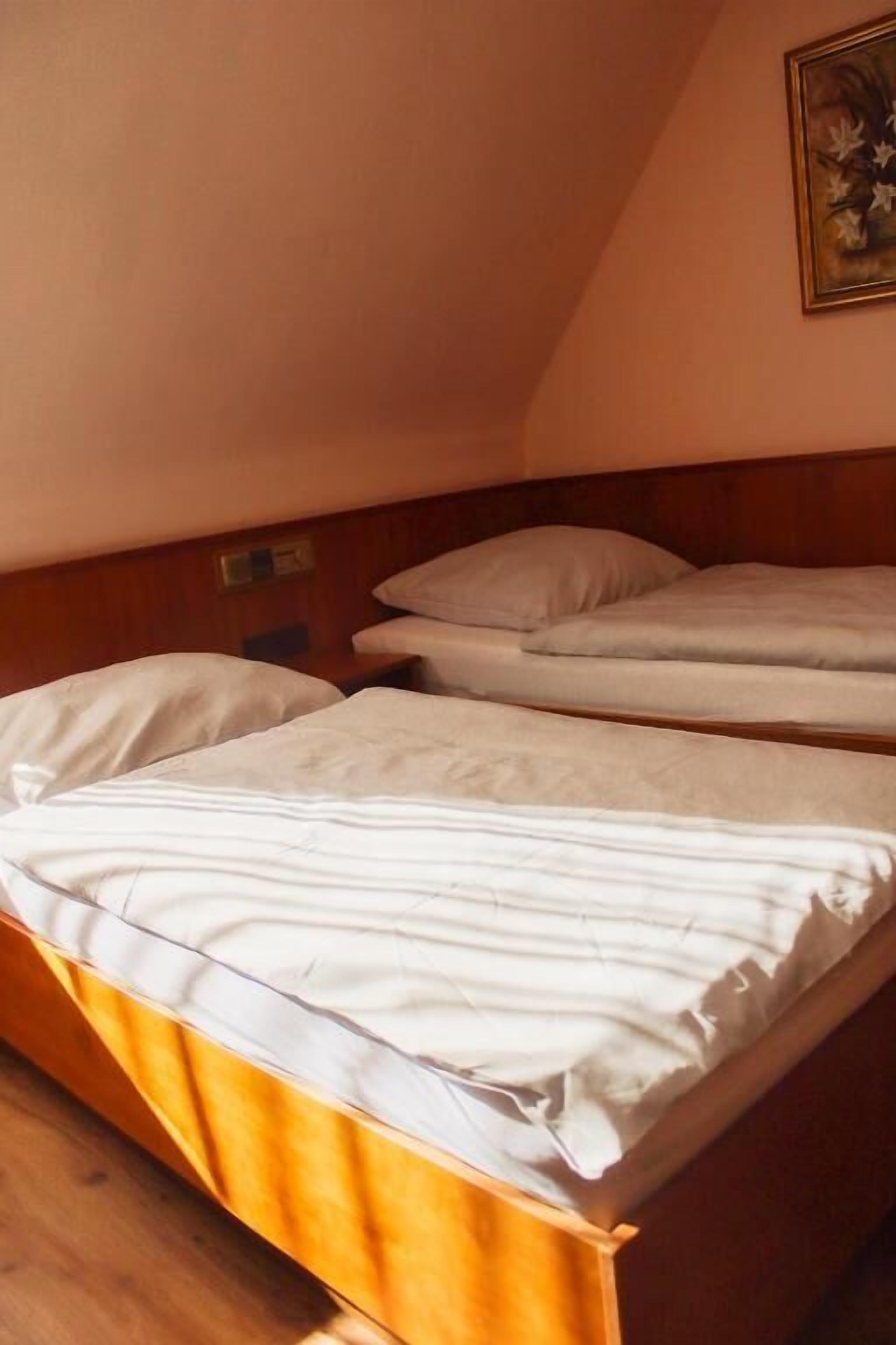 Twin Room | Desk, laptop workspace, free WiFi