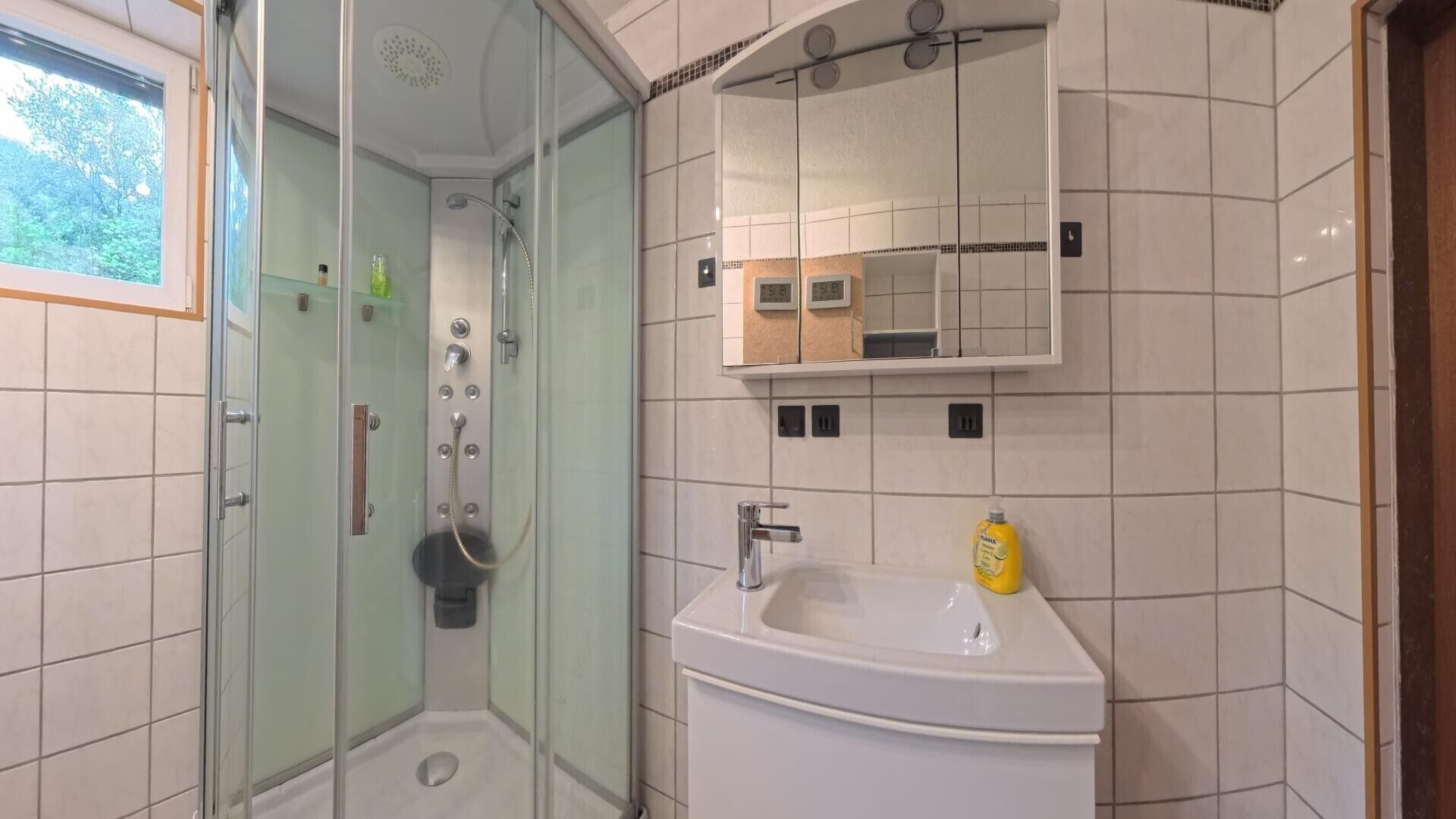 Douche, sèche-cheveux, serviettes fournies
