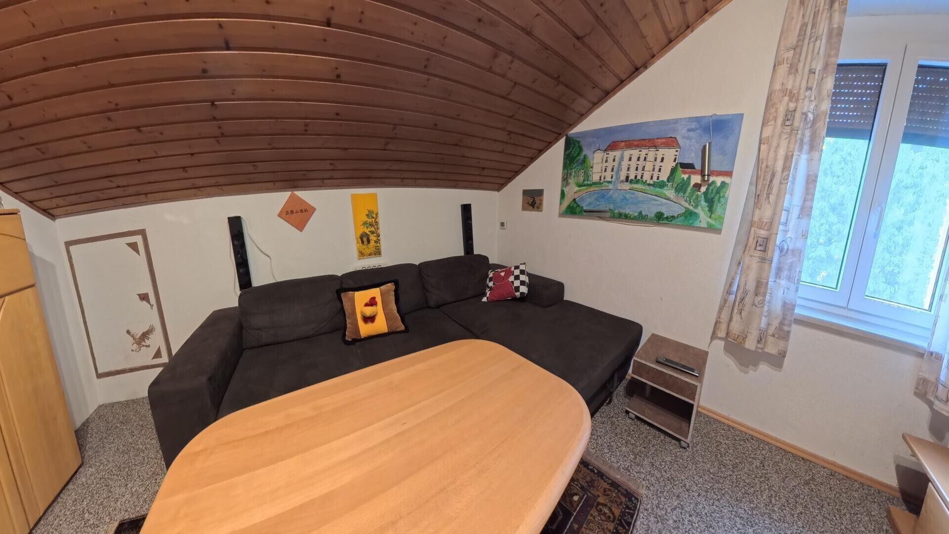 Fernseher, Videospiele, DVD-Player, Tischtennisplatte