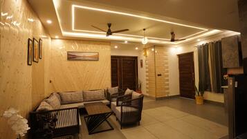 Luxury Triple Room | Desk, laptop workspace, iron/ironing board, free WiFi