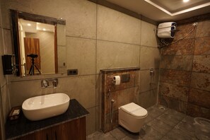Kamar Mewah, pemandangan bukit | Kamar mandi | Shower, perlengkapan mandi gratis, pengering rambut, dan tisu toilet