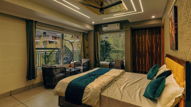 Un dormitorio con cama, ventana con vistas, ventilador de techo y aire acondicionado.