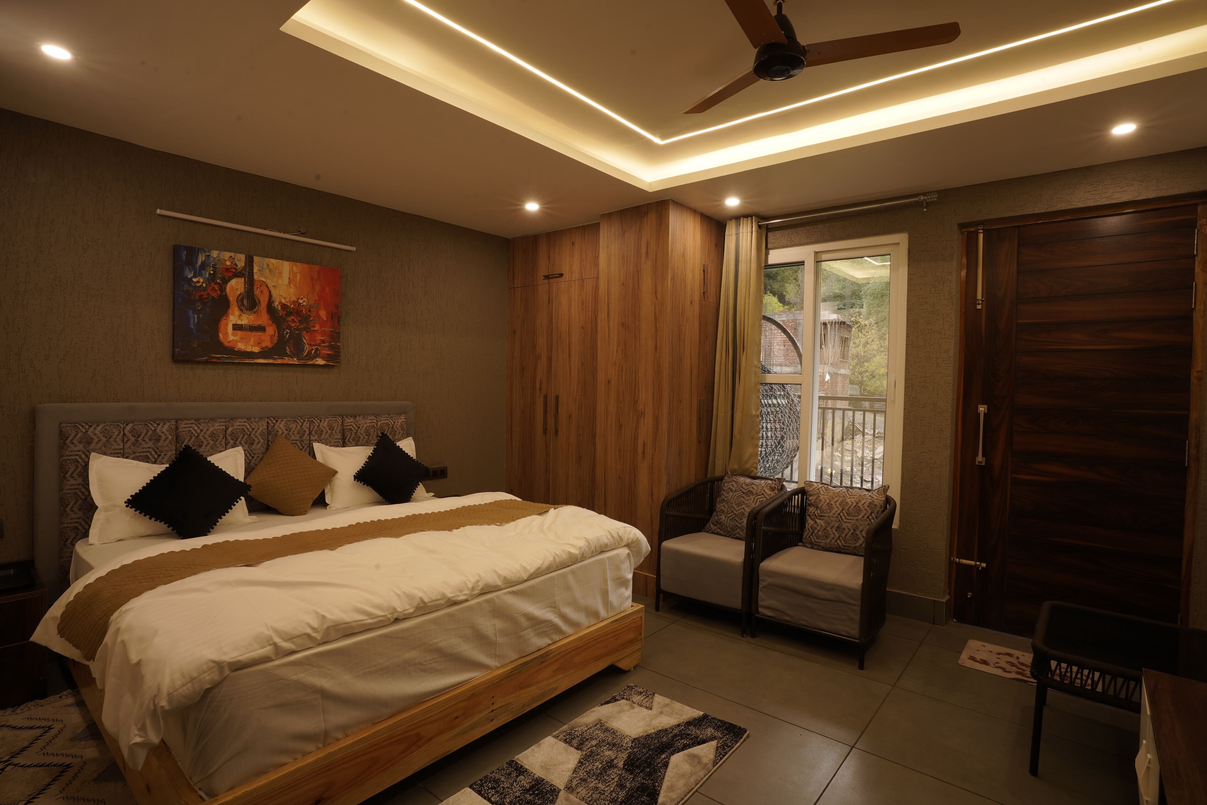 Luxury Triple Room | Desk, laptop workspace, iron/ironing board, free WiFi