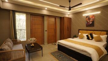 Deluxe Double Room | Desk, laptop workspace, iron/ironing board, free WiFi