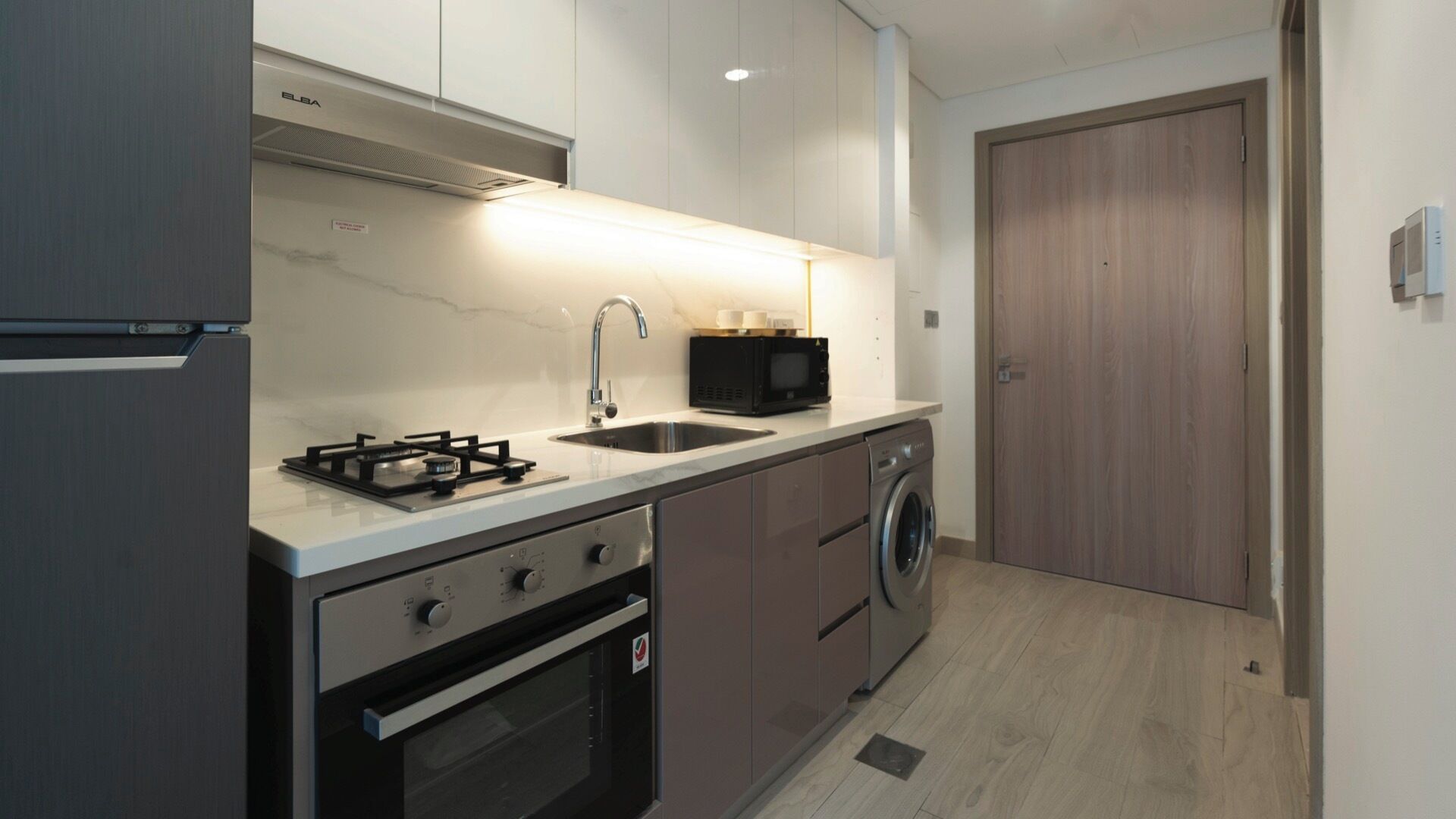 Deluxe Studio, Balcony | Dapur peribadi | Peti sejuk, ketuhar gelombang mikro, ketuhar, dapur 