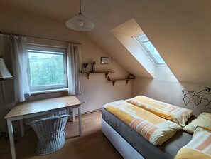 Room - Holiday Home 'Nature Close to the City' with Private Terrace, Garden & Wi-Fi (Grub)