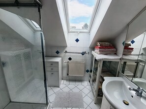 Bathroom - Holiday Home 'Nature Close to the City' with Private Terrace, Garden & Wi-Fi (Grub)