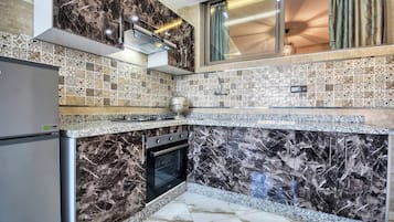 Family Apartment, 3 Bedrooms, Mountain View | Private kitchen