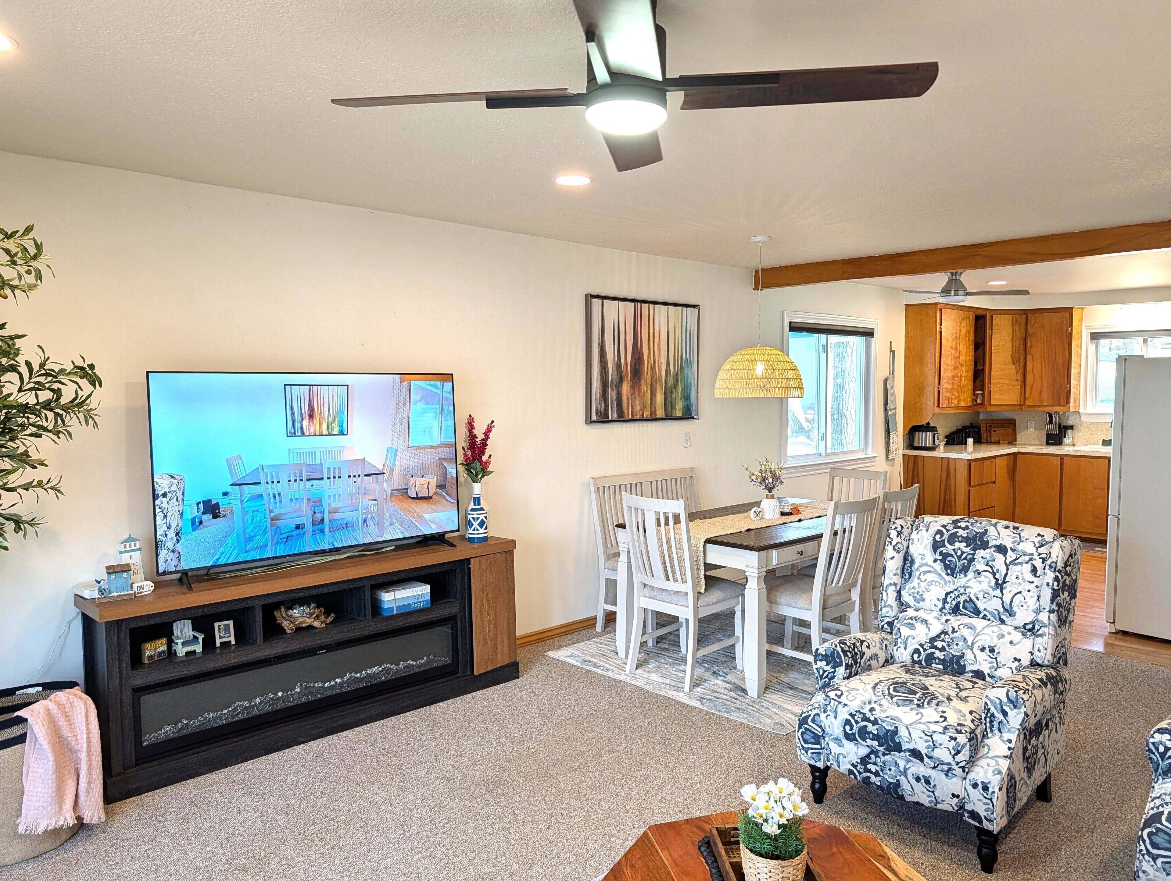 LIVINING ROOM (MAIN FLOOR):  Large and beautiful living room on the main floor with a great view of Bass Lake.