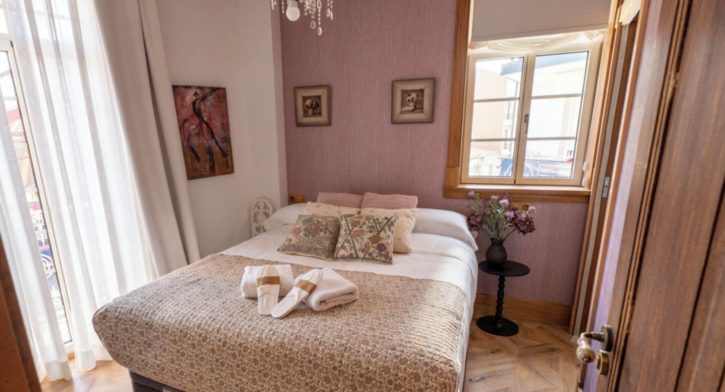 Kahden hengen comfort-huone (yksi tai kaksi sänkyä), parveke, kaupunkinäköala | Tallelokero huoneessa, äänieristys, silitysrauta/-lauta, ilmainen Wi-Fi