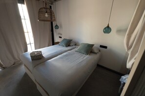 Luxury Villa, City View | Premium bedding, down comforters, memory foam beds, minibar - Hotel Boutique Cata & Rose (O Grove)
